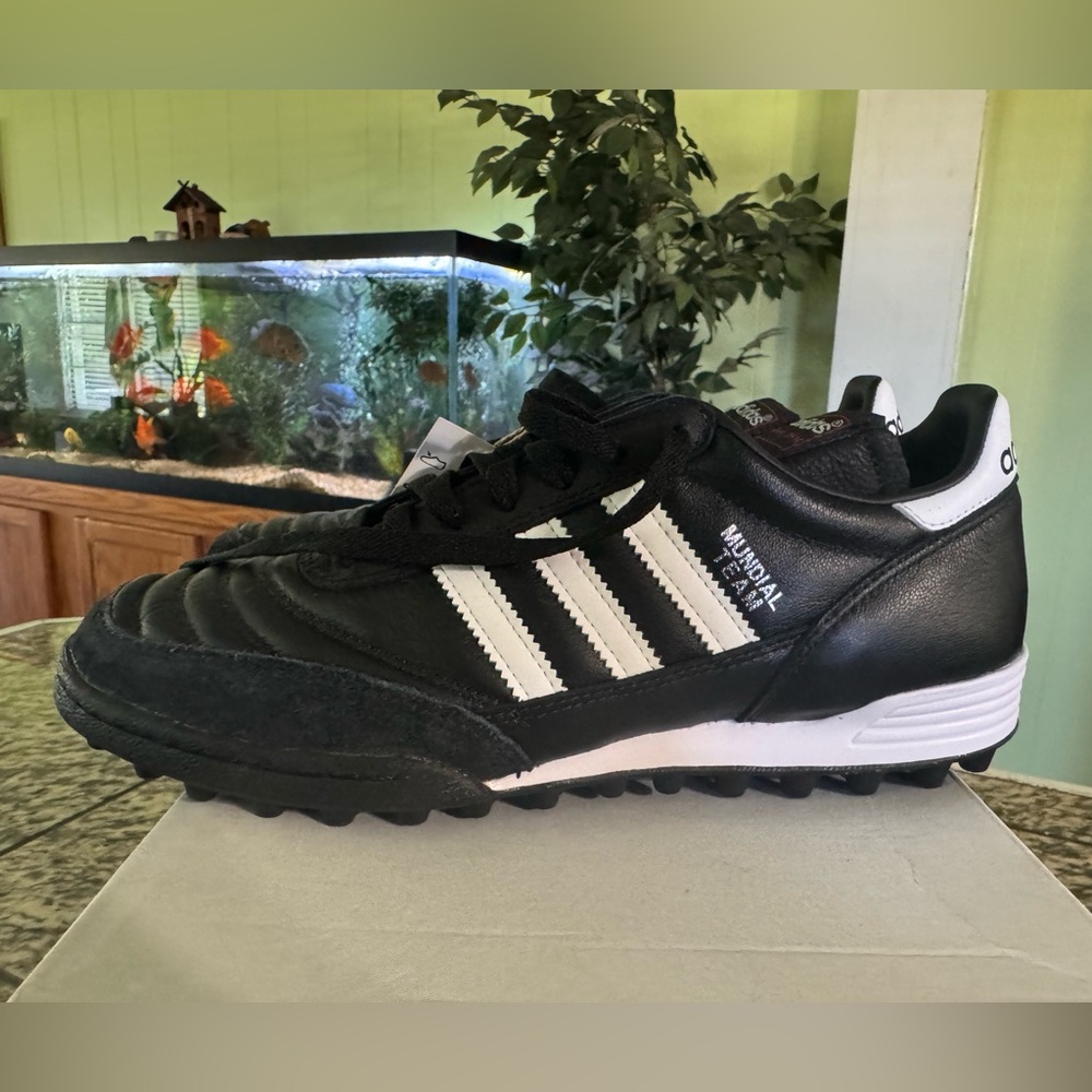 ADIDAS Mundial Team Black/White Soccer Shoes /Cleats Size 8US/Male
